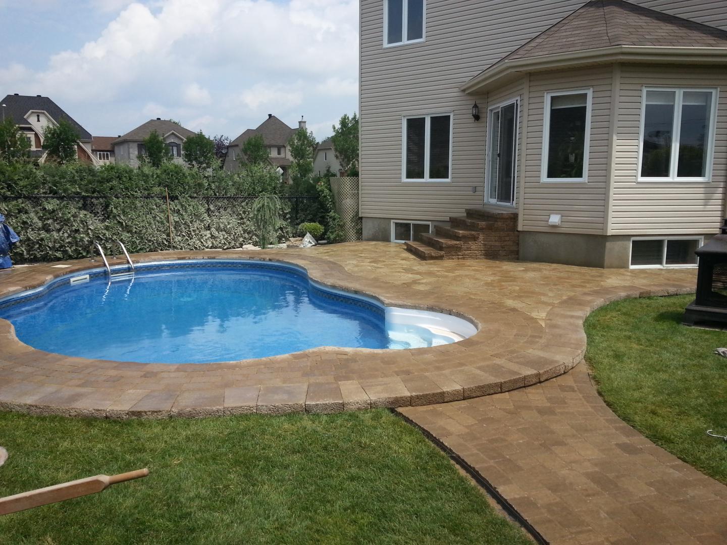 Contour de piscine Terrebonne